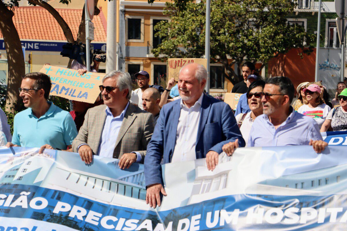 Uma centena de pessoas e autarcas da Arrábida unidos em marcha para