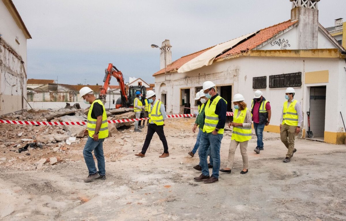 Executivo municipal visita obras em curso na Escola Básica do Samouco